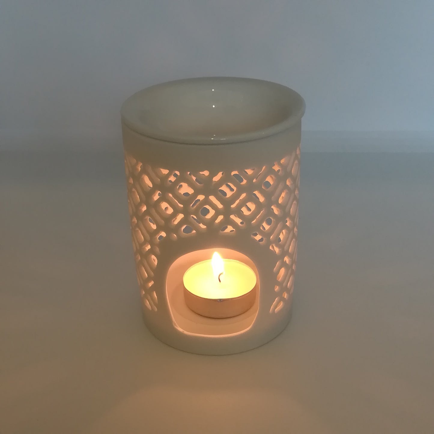 ceramic wax melt burner moroccan lattice pattern with tealight candle